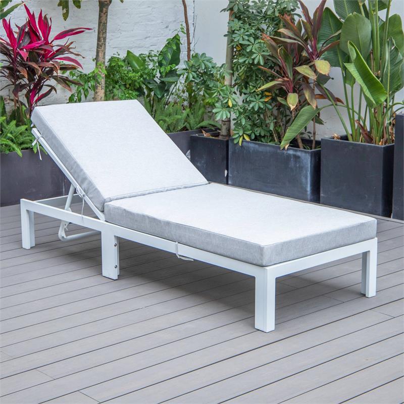 LeisureMod Chelsea Aluminum Outdoor Chaise Lounge Chair With Light Grey Cushion