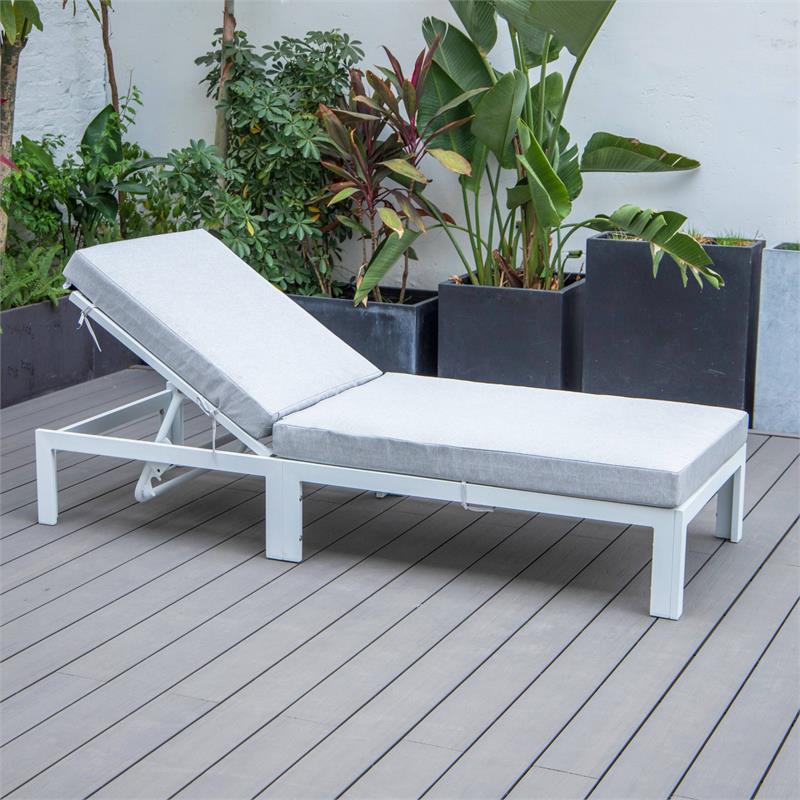 LeisureMod Chelsea Aluminum Outdoor Chaise Lounge Chair With Light Grey Cushion