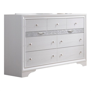 Matrix Traditional Style 7 Drawer Dresser in White made with Wood