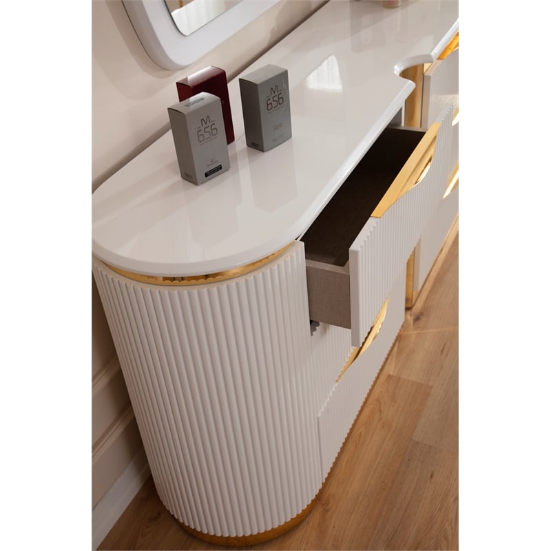 Laura Gold Detailed Upholstery Queen 6 Pc made with Wood in White