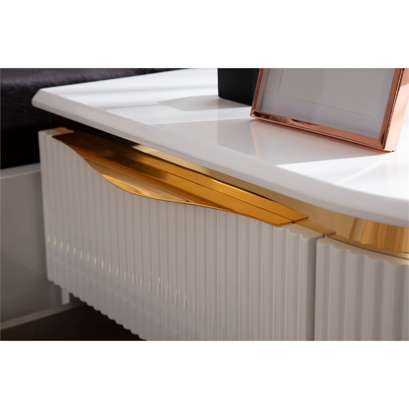 Laura Gold Detailed Upholstery Queen 6 Pc made with Wood in White