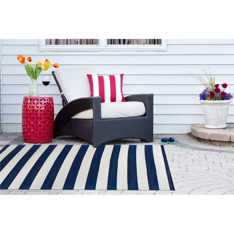 DII 4x6' Modern Style Plastic Multi Stripe Outdoor Rug in Navy/White
