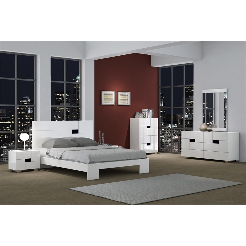 Titan Furnishings Waldorf 4-Piece Wood Eastern King Bedroom Set in White