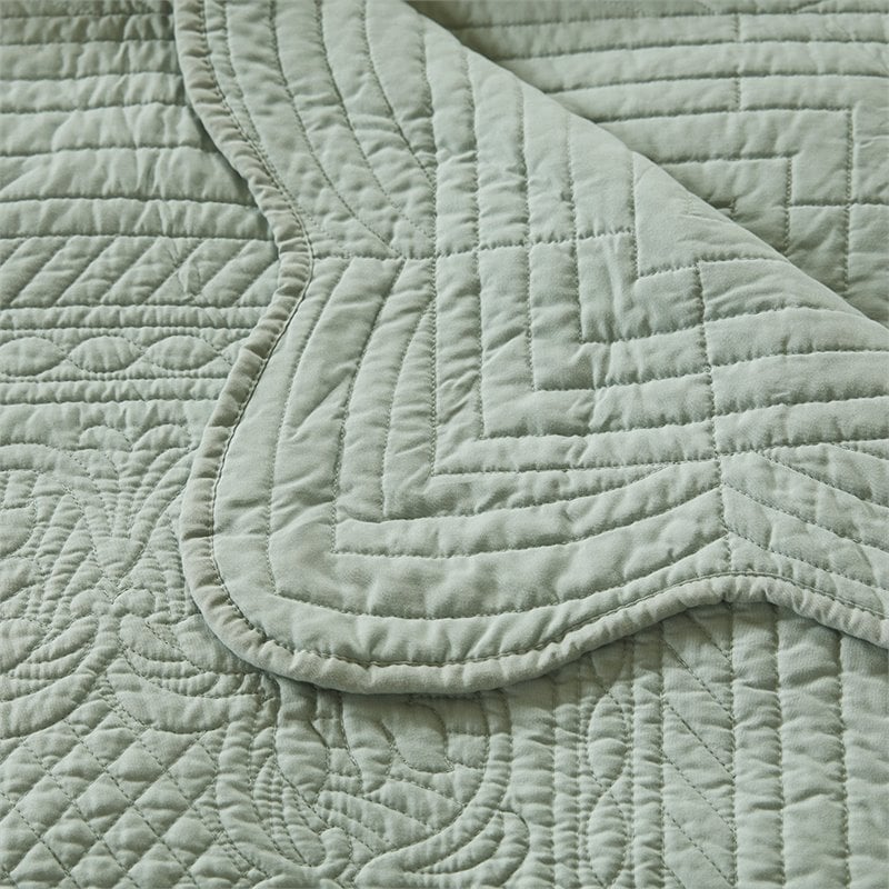 Madison Park Cotton Oversized Quilted Throw with Scalloped Edges in Green