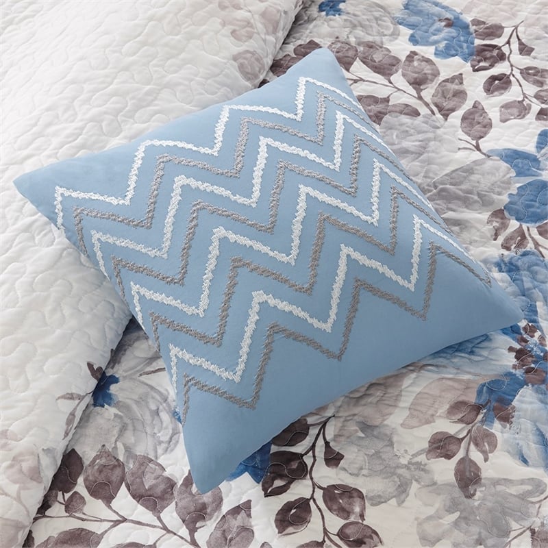 Madison Park Luna 6 Piece Printed Quilt Set with Throw Pillows in Blue