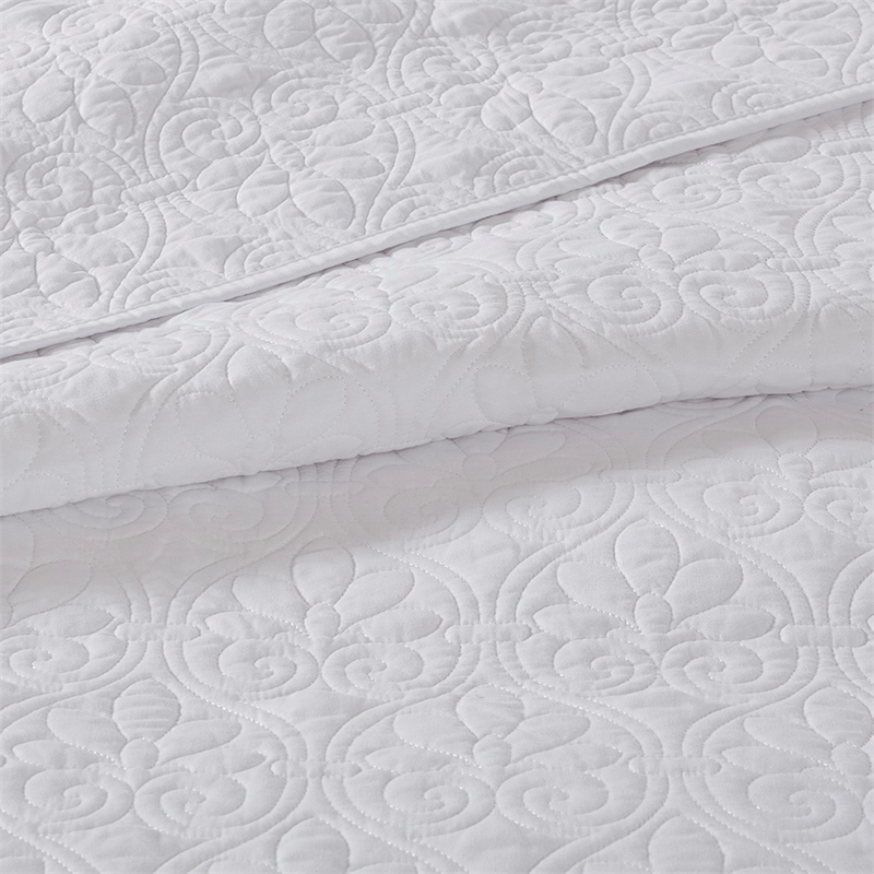 Madison Park Quebec Reversible Bedspread Set in White