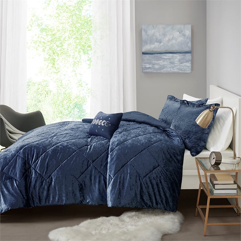 Intelligent Design Felicia Velvet Comforter Set in Navy