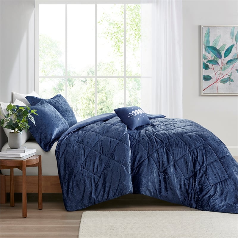 Intelligent Design Felicia Velvet Comforter Set in Navy