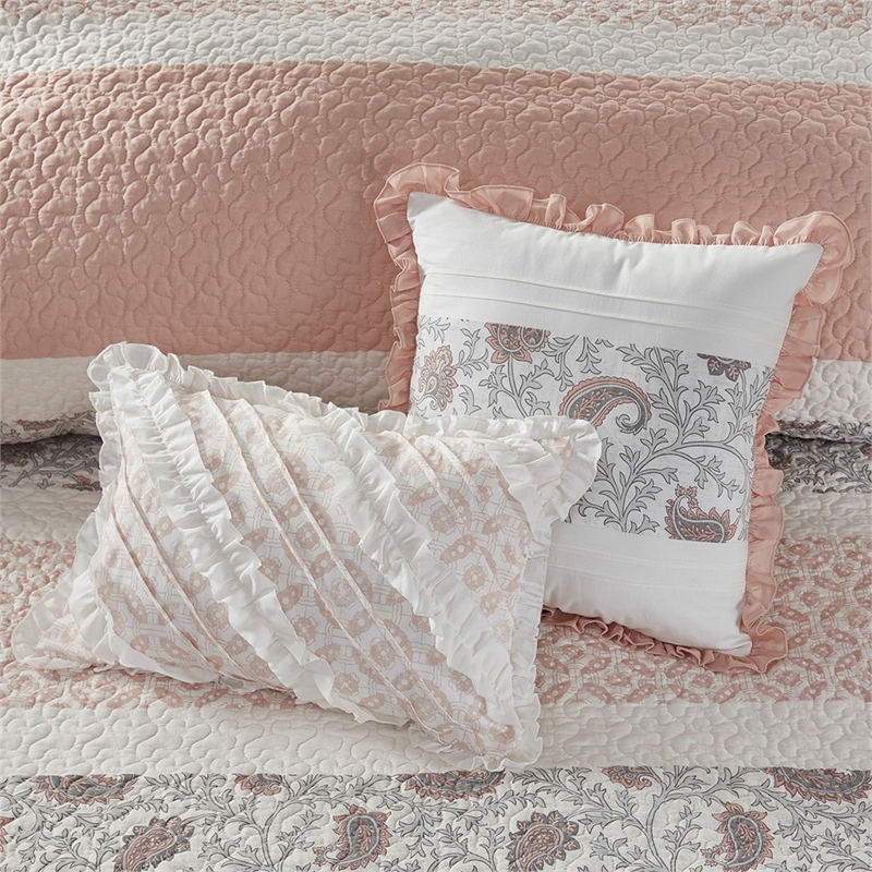 Madison Park 6 Piece Cotton Quilt Set with Throw Pillows in Blush King/Cal King