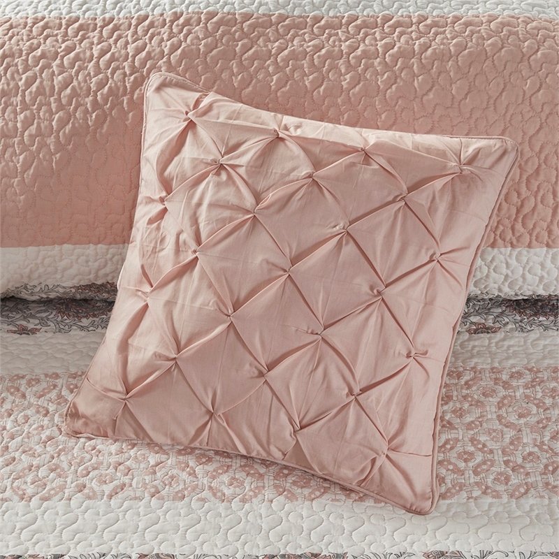 Madison Park 6 Piece Cotton Quilt Set with Throw Pillows in Blush King/Cal King