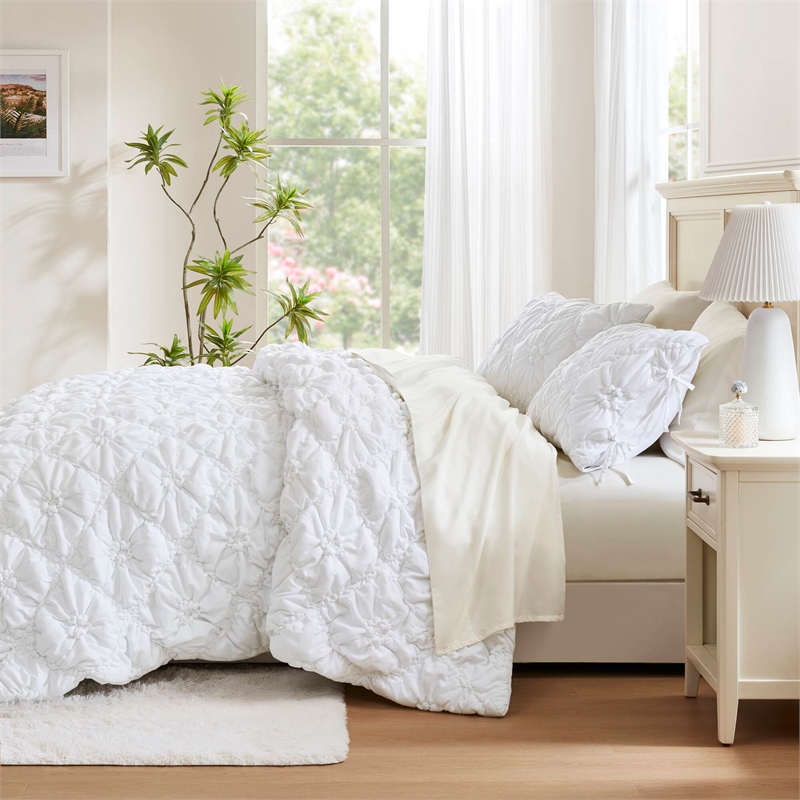 Olliix Intelligent Design Lily Full/Queen Comforter Set Microfiber in White