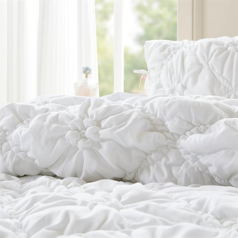 Olliix Intelligent Design Lily Full/Queen Comforter Set Microfiber in White