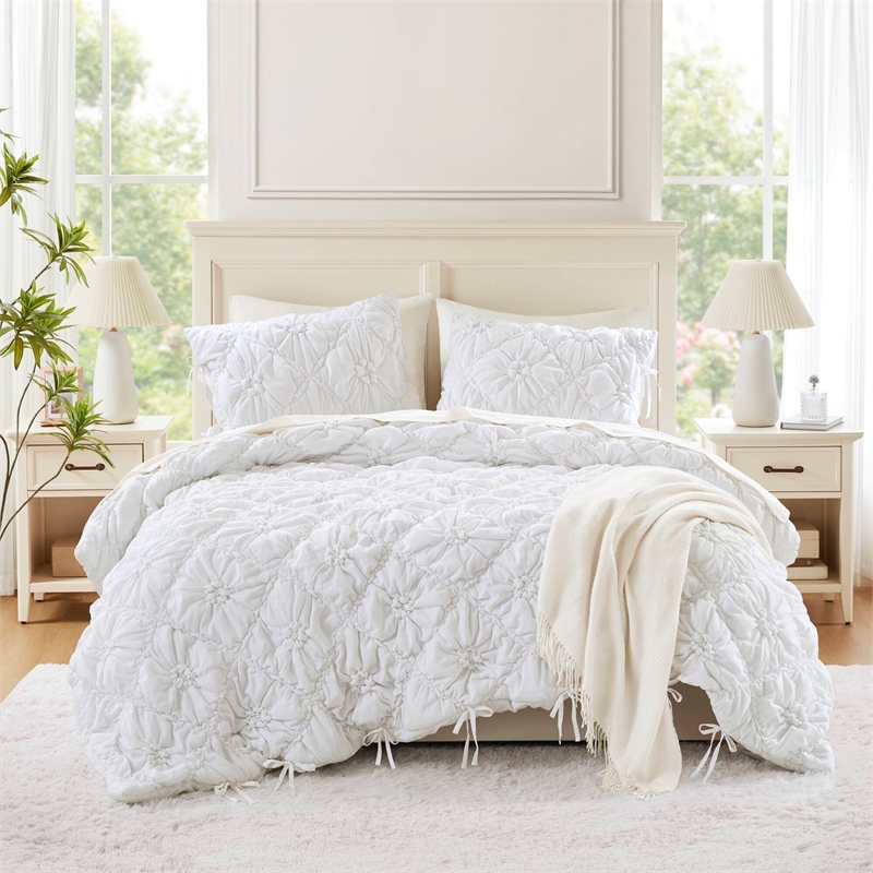 Olliix Intelligent Design Lily Full/Queen Comforter Set Microfiber in White