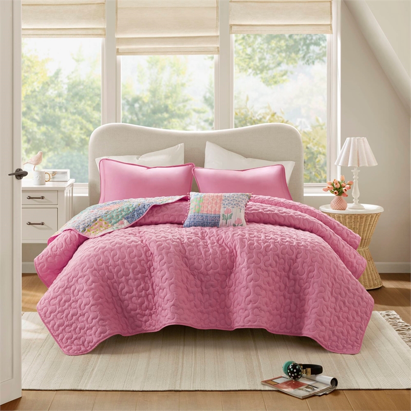 Olliix Intelligent Design Nellie Full/Queen Quilt Set Memory Foam in Pink