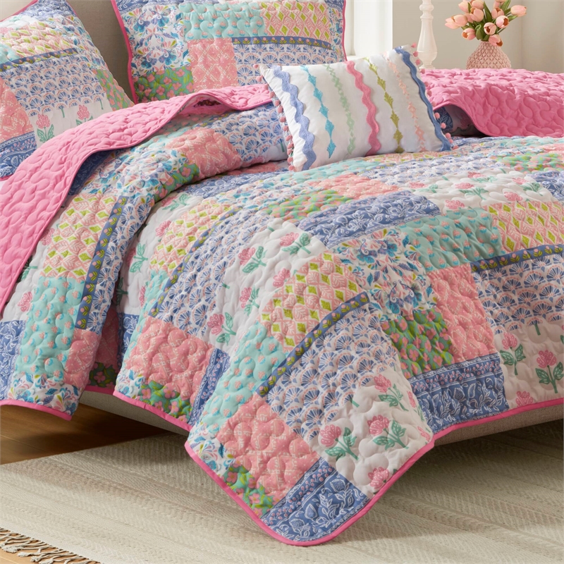 Olliix Intelligent Design Nellie Full/Queen Quilt Set Memory Foam in Pink