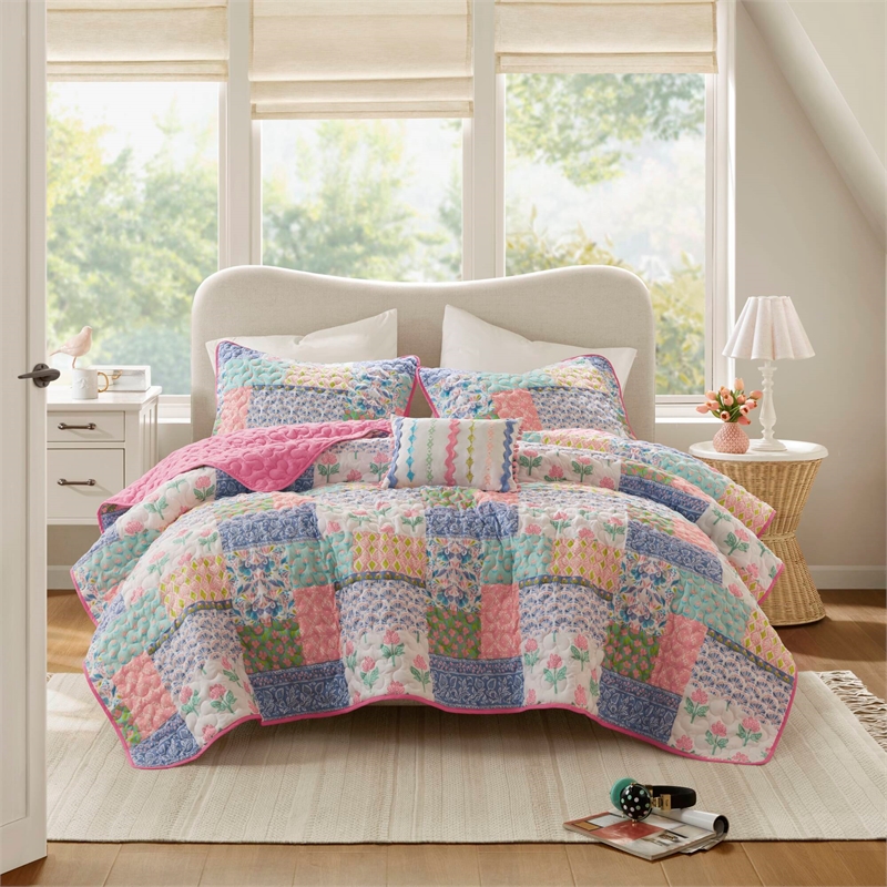 Olliix Intelligent Design Nellie Full/Queen Quilt Set Memory Foam in Pink