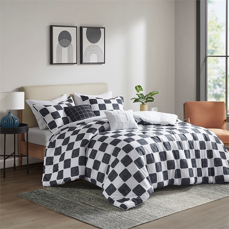 Olliix Intelligent Design Miley Full/Queen Comforter Set in Black/White