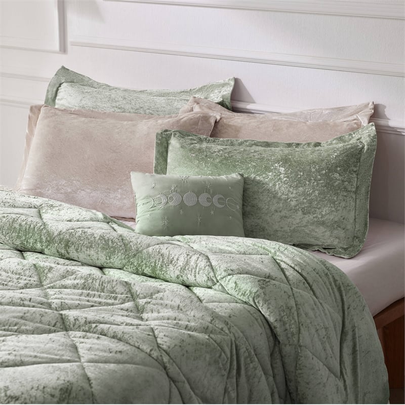 Olliix Intelligent Design Felicia Twin/Twin XL Comforter Set Polyester in Green