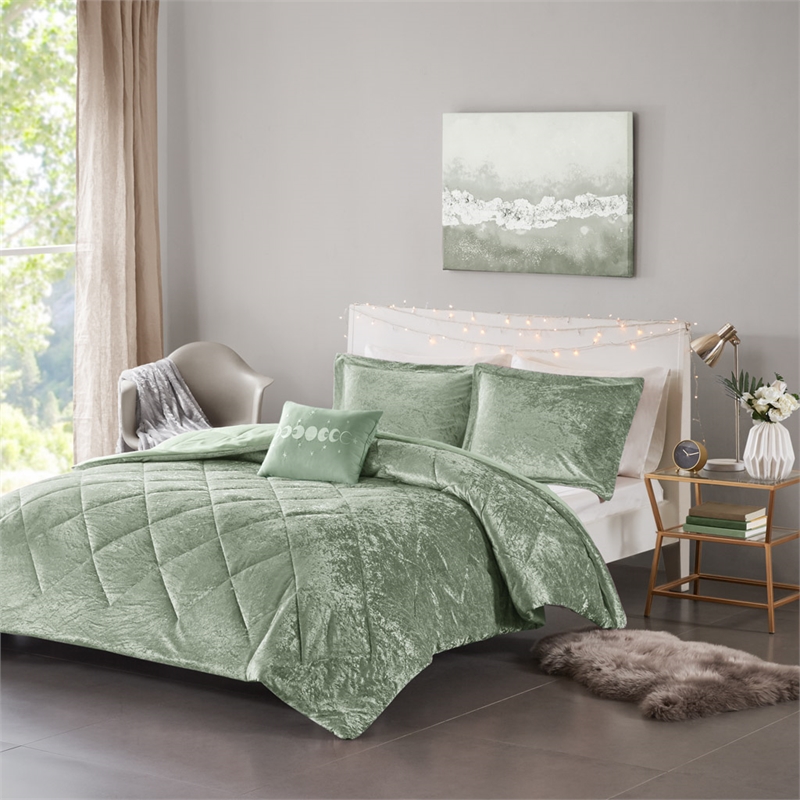 Olliix Intelligent Design Felicia Full/Queen Comforter Set Polyester in Green