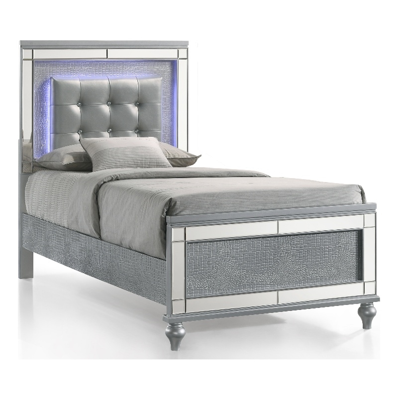 New Classic Furniture Contemporary Solid Wood 3/3 Twin Bed in Silver
