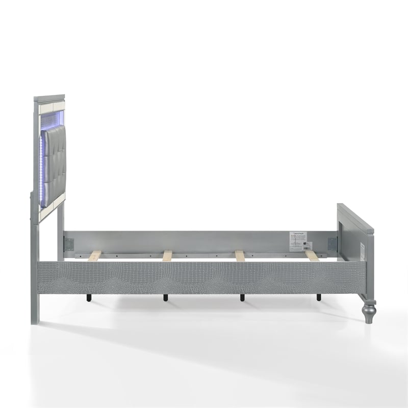 New Classic Furniture Contemporary Solid Wood 4/6 Full Bed in Silver