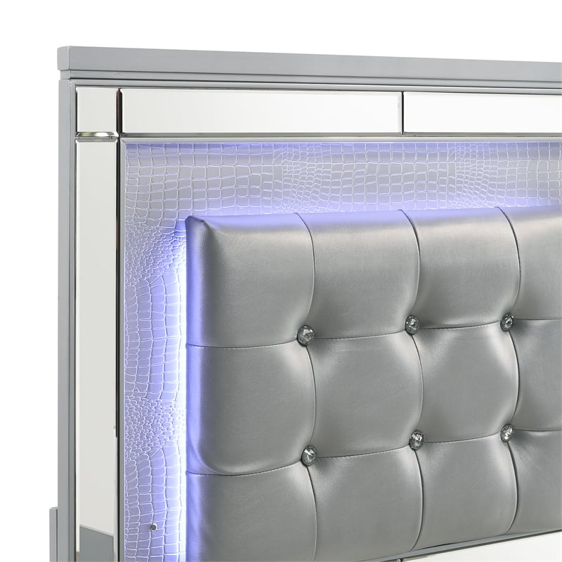 New Classic Furniture Contemporary Solid Wood 4/6 Full Bed in Silver