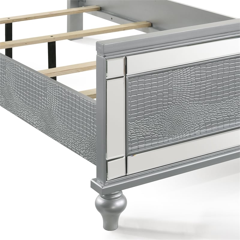 New Classic Furniture Contemporary Solid Wood 4/6 Full Bed in Silver