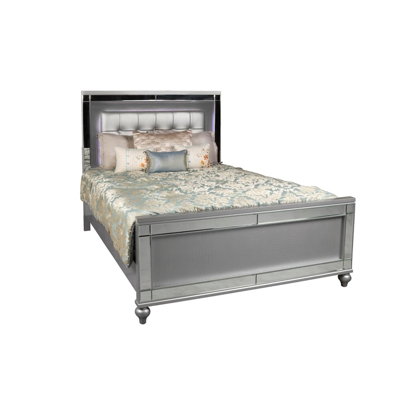 New Classic Furniture Contemporary Solid Wood 5/0 Q Bed in Silver
