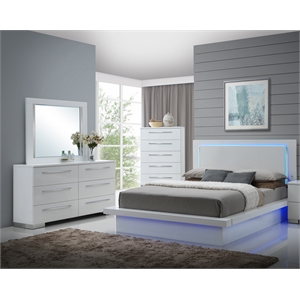 New Classic Sapphire 4-Piece Wood Queen Bedroom Set with Chest in White