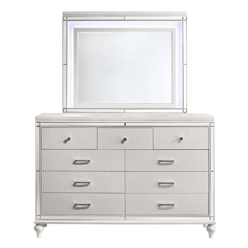 New Classic Valentine 4-Piece Wood King Bedroom Set with Chest in White