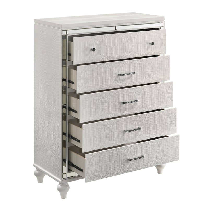 New Classic Valentine 4-Piece Wood King Bedroom Set with Chest in White