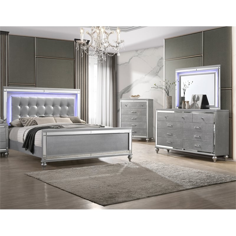 New Classic Valentine 4-Piece Wood Cal King Bedroom Set with Chest in Silver