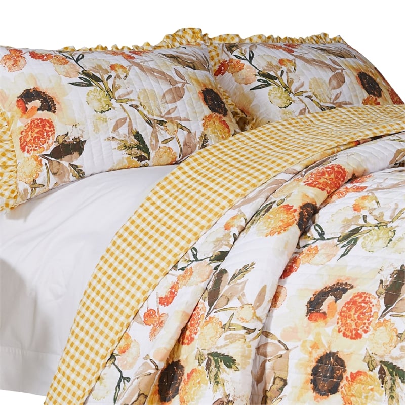 Benjara Kelsa 3 Piece Queen Quilt Set with 2 Pillow Shams and Cotton Fill- Gold