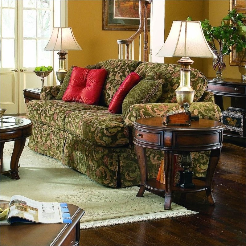 Hooker Furniture Brookhaven Round Lamp Table in Distressed Clear Cherry