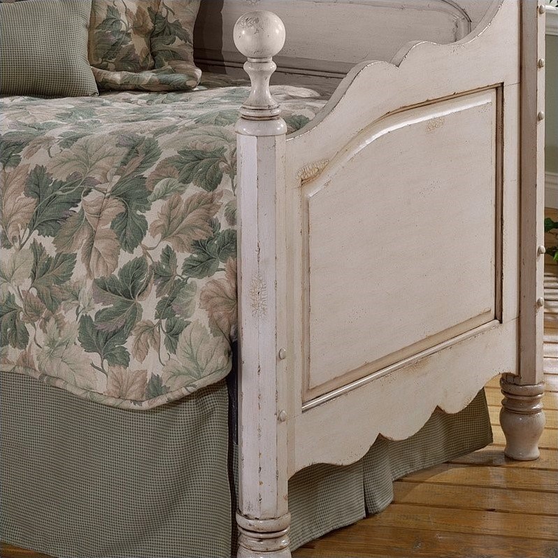 Hillsdale Wilshire Wood Daybed in Antique White 1172DBLHXX