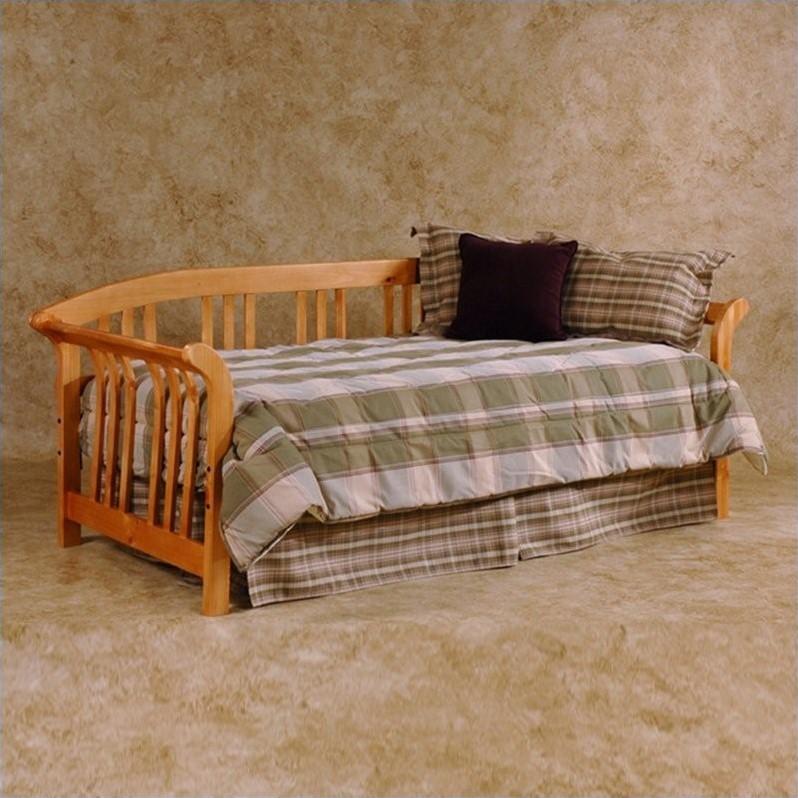 Hillsdale Dorchester Solid Pine Daybed in Pine Finish with PopUp Trundle 1104DBLHPKG