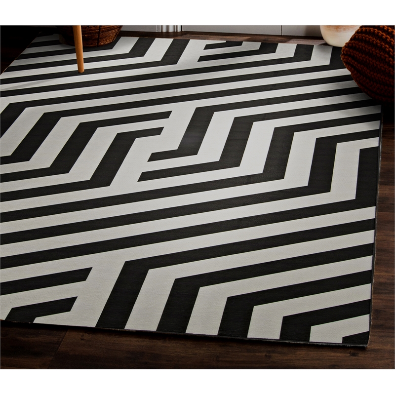 Linon Indoor Outdoor Machine Washable Kona Area 5'x7' Rug in Ivory and Black