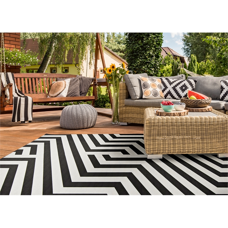 Linon Indoor Outdoor Machine Washable Kona Area 7'x9' Rug in Ivory and Black