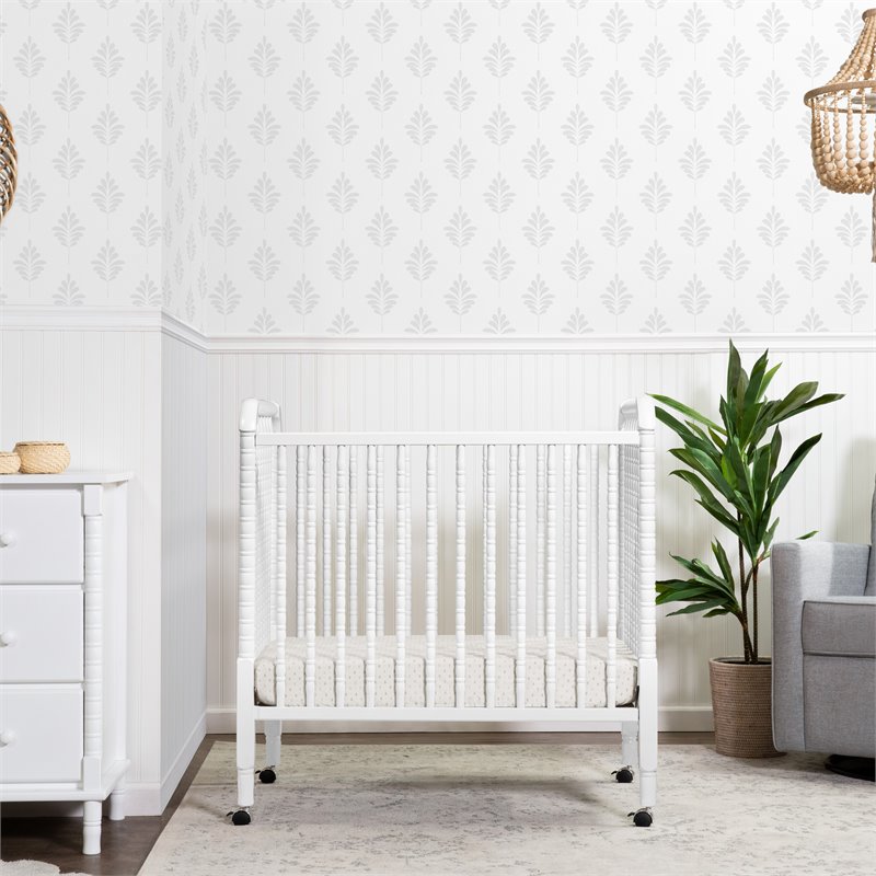 DaVinci Jenny Lind Pine Wood 3-in-1 Convertible Mini Crib in White