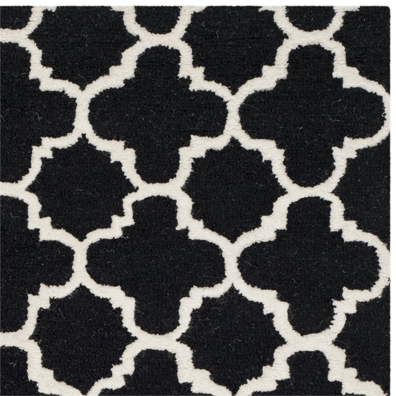 Safavieh Cambridge 4' X 6' Hand Tufted Wool Rug in Black and Ivory