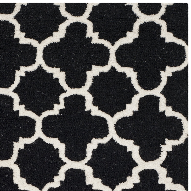 Safavieh Cambridge 4' X 6' Hand Tufted Wool Rug in Black and Ivory