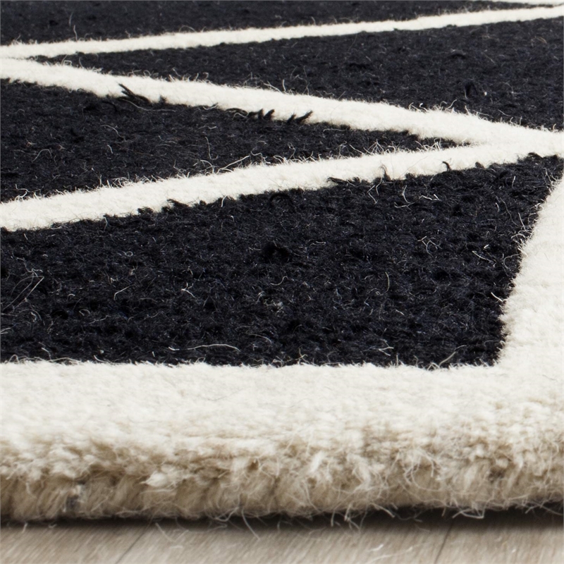 Safavieh Cambridge 4' X 6' Hand Tufted Wool Rug in Black and Ivory