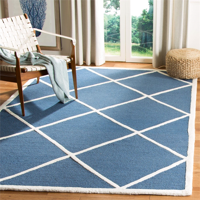 Safavieh Cambridge 4' X 6' Hand Tufted Wool Rug in Navy and Ivory