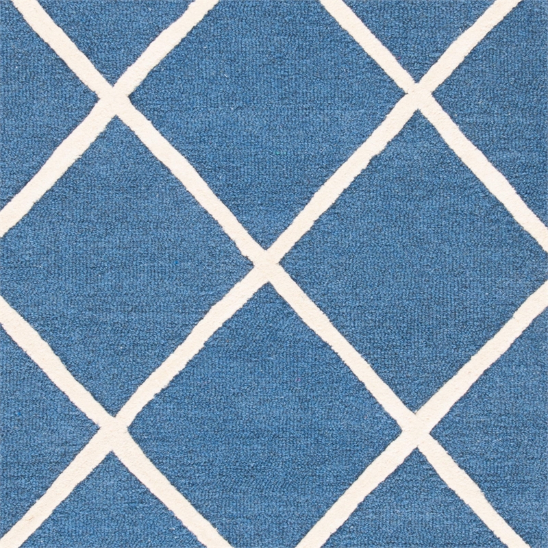 Safavieh Cambridge 4' X 6' Hand Tufted Wool Rug in Navy and Ivory