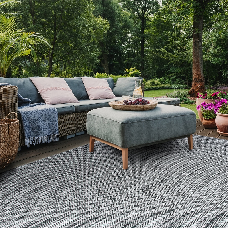 Safavieh Courtyard 9' X 12' Power Loomed Rug in Black and Beige