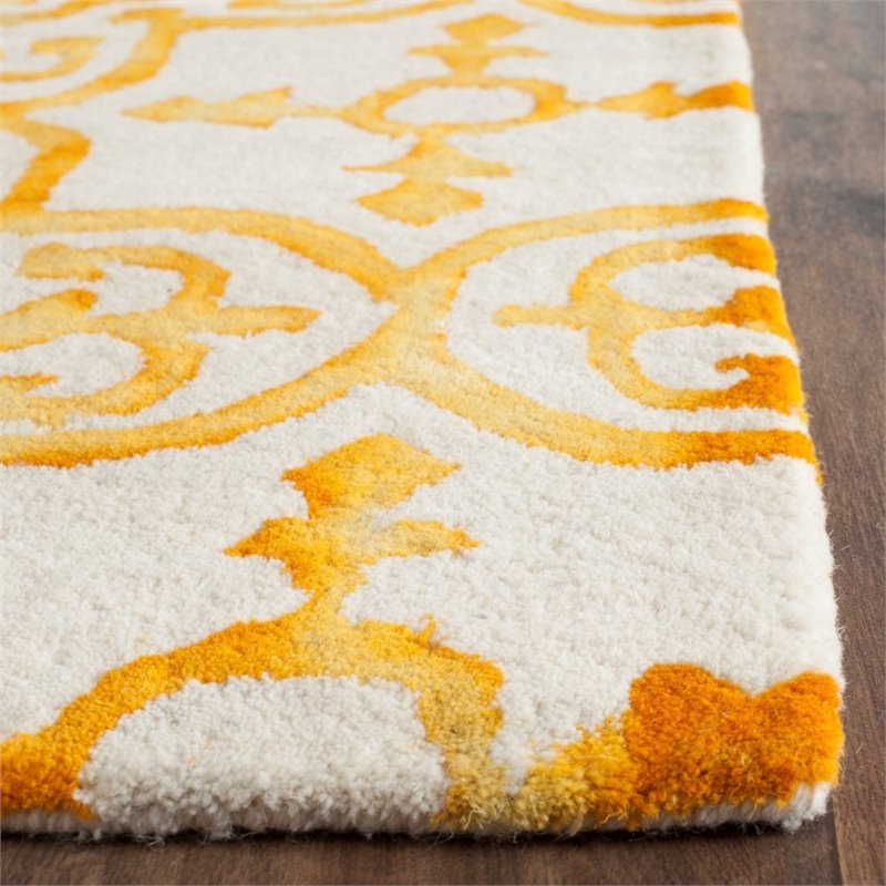 Safavieh Dip Dye 7' Round Hand Tufted Wool Rug in Ivory and Gold