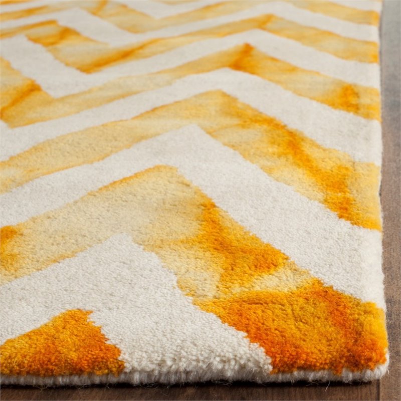 Safavieh Dip Dye 7' Round Hand Tufted Wool Rug in Ivory and Gold