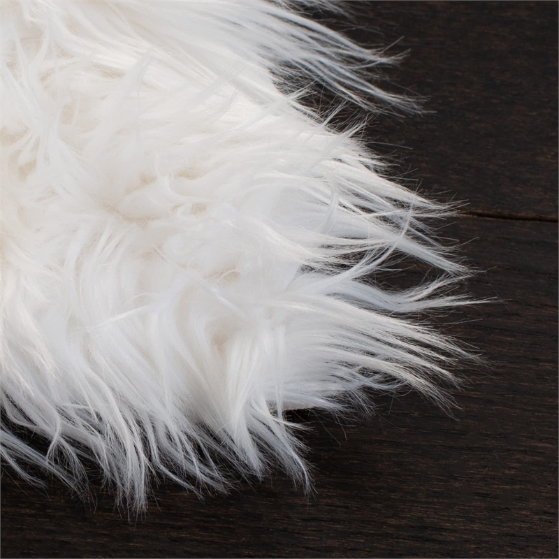 Safavieh Faux Sheep Skin 5' X 7' Power Loomed Acrylic Rug in Gray