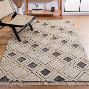 Safavieh Kenya 6' X 9' Hand Knotted Rug in Ivory and Black