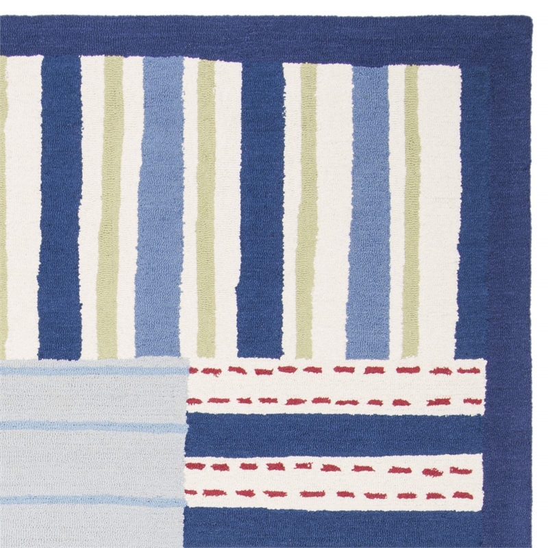 Safavieh 4' X 6' Hand Tufted Rug in Blue